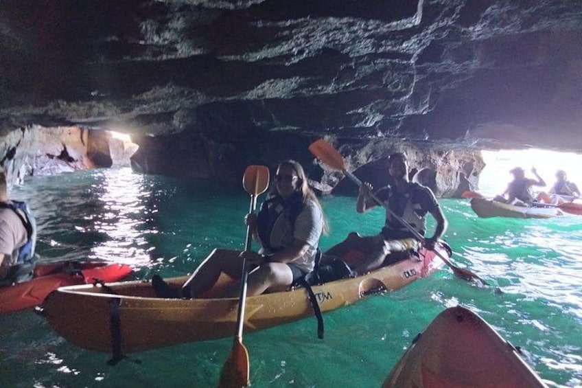 Personas haciendo kayak en una cueva con agua. 4