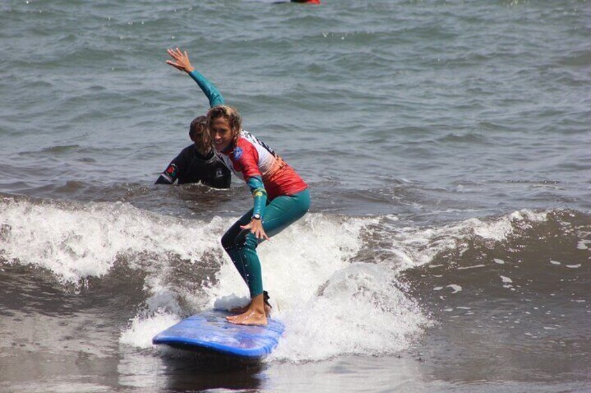 En person surfer på en bølge. 1