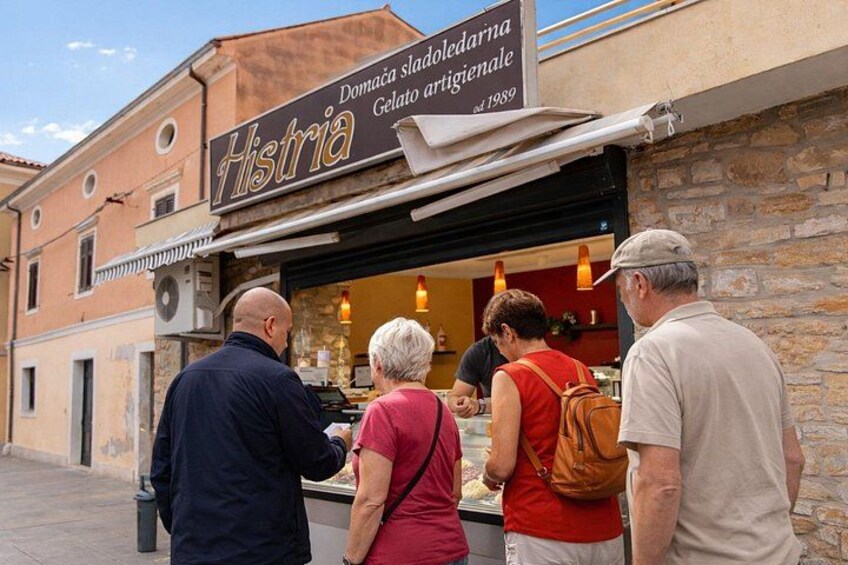 A gelato shop named 'Histria' with a sign indicating it was established in 1989. 3