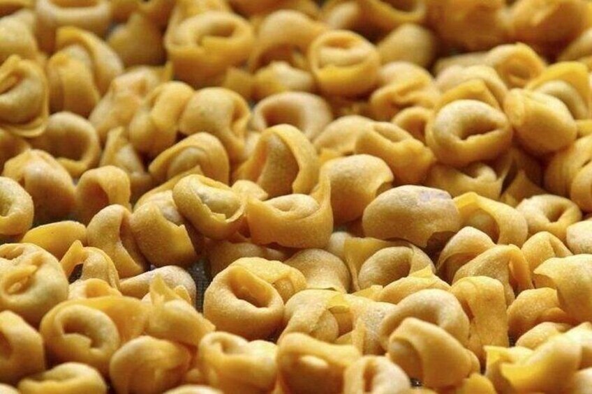 Primer plano de pequeños recipros de pasta rizada. 2