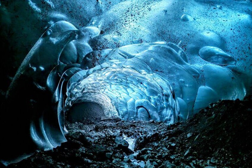 Une grotte de glace dont l’intérieur est gelé et dont la base est rocheuse. 3