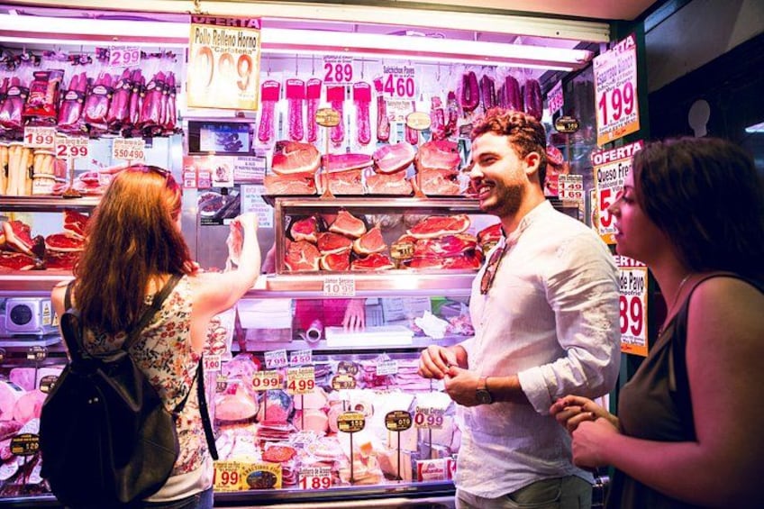 Une personne prend une photo d’un présentoir dans un magasin où divers articles et leurs prix sont visibles. 3
