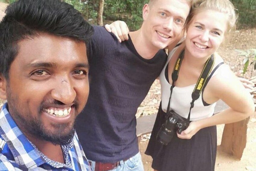 Tre personer utomhus, varav en håller i en kamera. 4