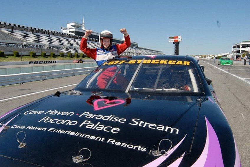 Een racewagen met 'Cove Haven Paradise Stream Pocono Palace' en 'Cove Haven Entertainment Resorts' op de zijkant. 5