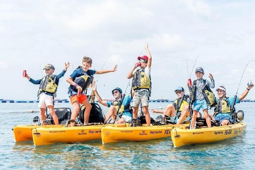 Menschen in gelben Kanus auf dem Wasser. 5