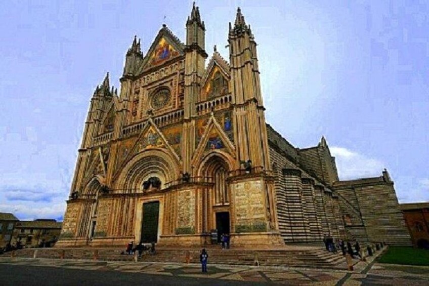 A large, ornate cathedral with a prominent entrance and multiple spires. 2