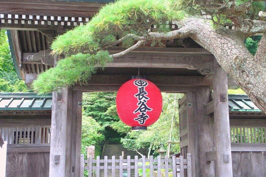 En traditionel japansk torii-port med en rød lygt hængende foran. 2