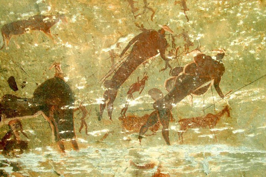 Pintura rupestre con diversas figuras de animales y humanas. 2