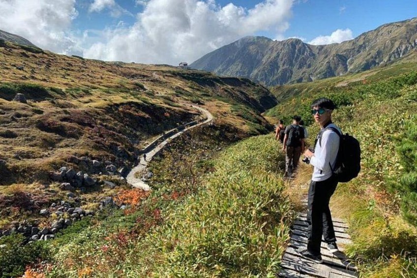 En vandringsled i ett bergigt område med stenigt underlag och gles vegetation. 4