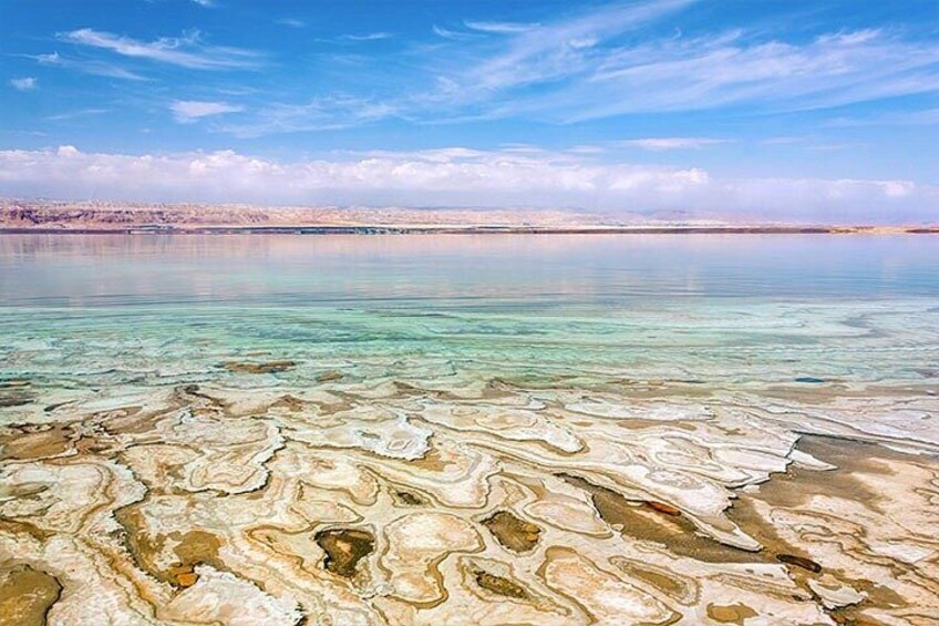 Un lago transparente con depósitos minerales en la orilla. 3