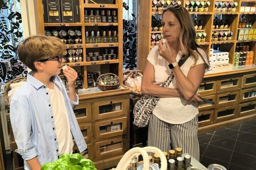 Une personne se trouve dans un magasin, devant des étagères remplies de produits. 4