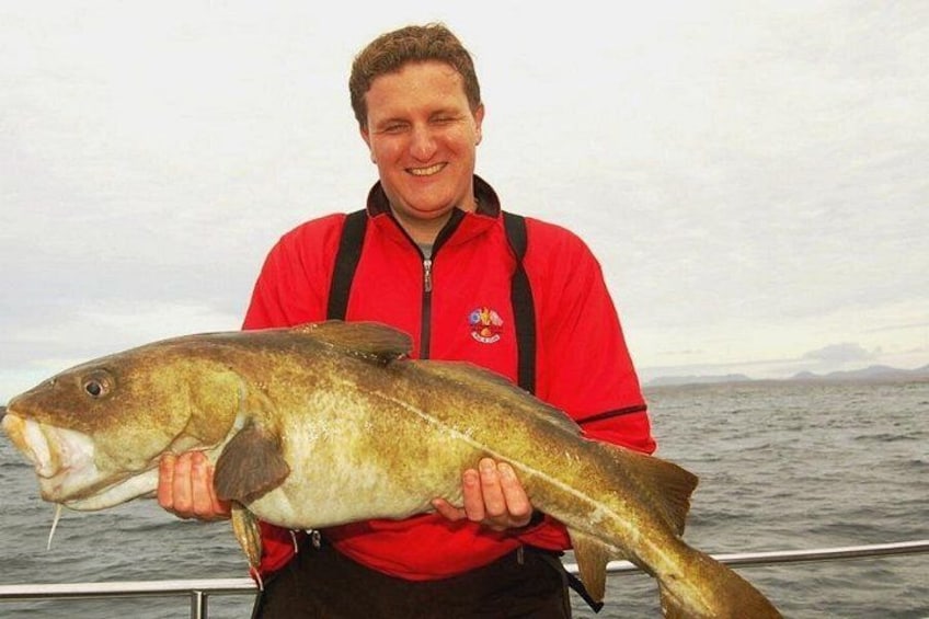Una persona tiene in mano un pesce grande. 3