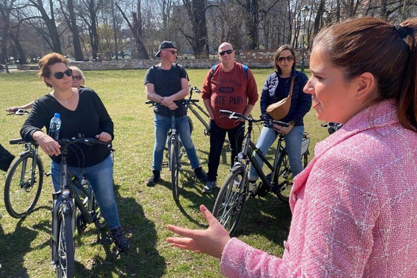 Un grupo de personas andando en bicicleta en un parque. 3
