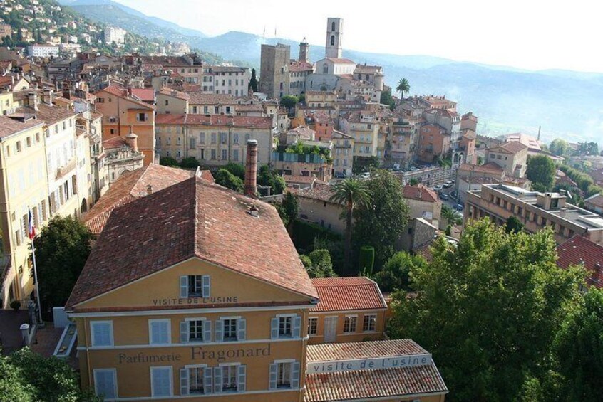Un pueblo costero con edificios históricos, una iglesia destacada y vista al mar. 2
