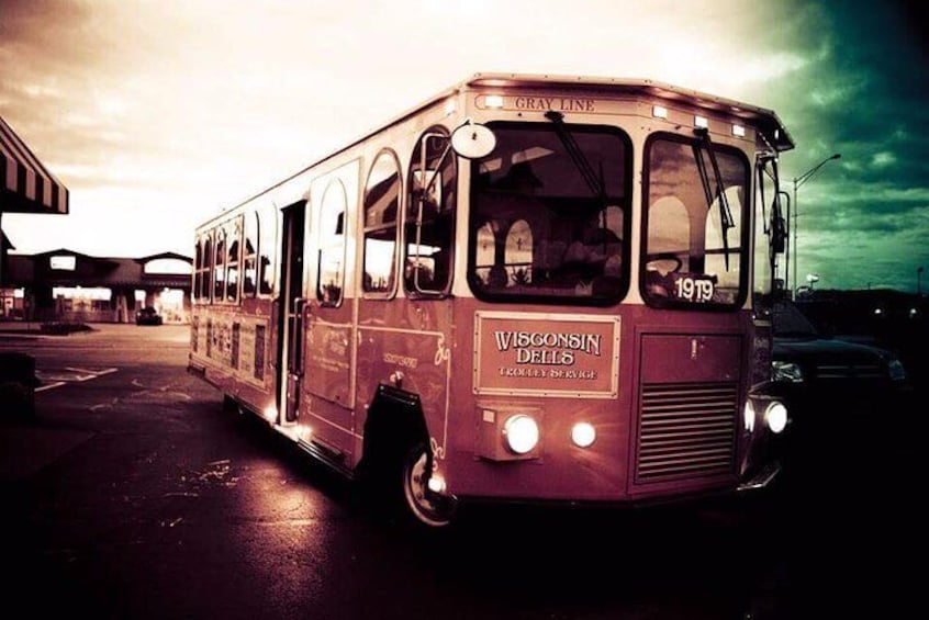 Un autobus d’époque, sur lequel on peut lire « Wisconsin Dells », est garé à un arrêt de bus. 1