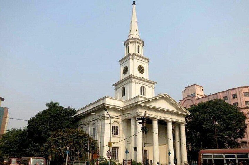 Una iglesia blanca con un campanario alto y una torre del reloj. 3