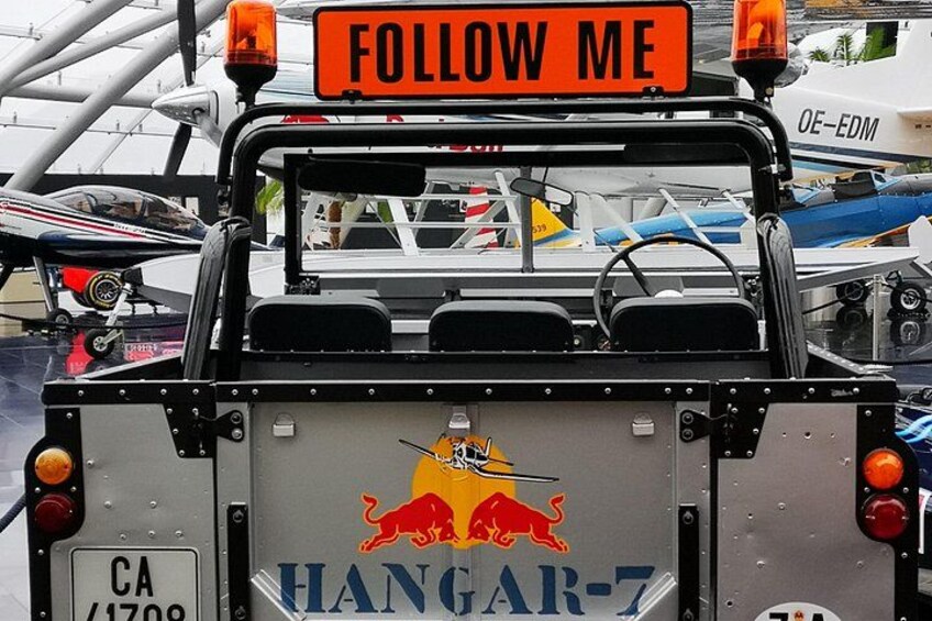 Ein Lastwagen mit 'FOLLOW ME' Schriftzug, 'HANGAR-7' Aufschrift und einem Bullen-Logo. 2