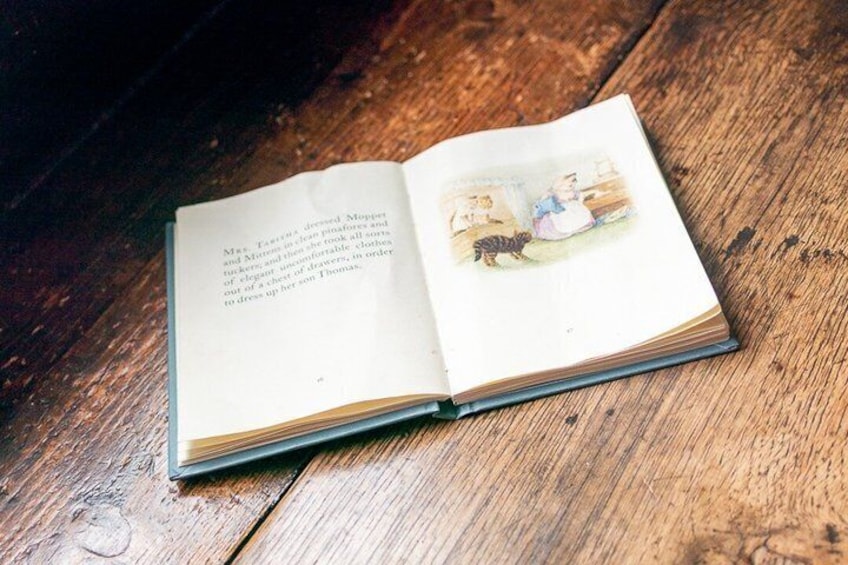 Een open boek op een houten oppervlak. 5