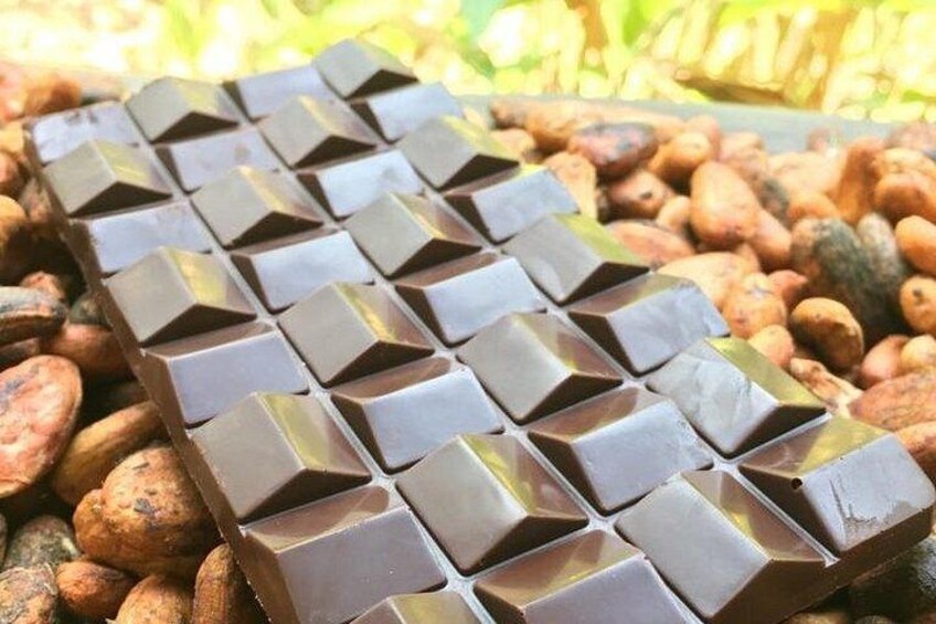 En chokoladebar med et geometrisk mønster, omgivet af jordnødder. 3