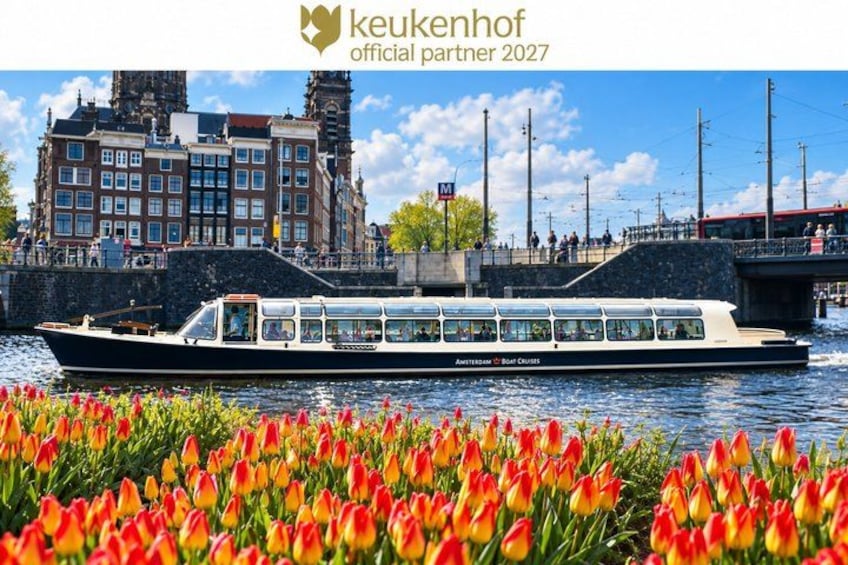 Ein Boot auf dem Wasser, im Vordergrund Tulpen und im Hintergrund Gebäude. 1