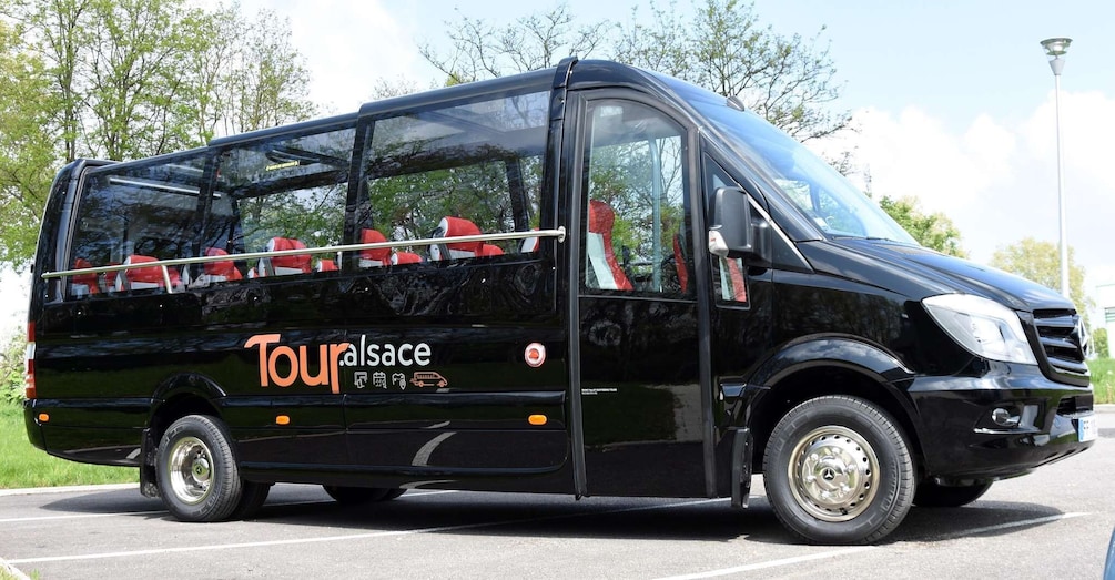 En svart skåpbil, märkt med ”Tour ALSace”, stod parkerad på en parkeringsplats. 2