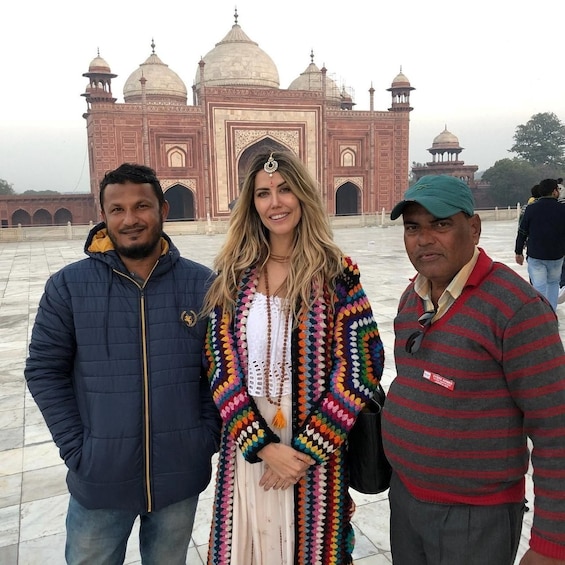 New Delhi: Taj Mahal Tour by Luxury SUV Car & 5-Star Lunch 1