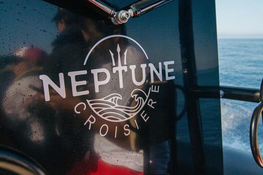 A logo with the text 'NEPTUNE CROISIERE' on a vehicle's side. 3