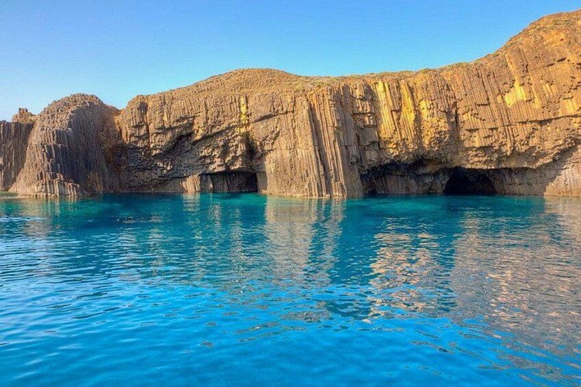 Une falaise côtière surplombant une mer bleue et limpide. 3