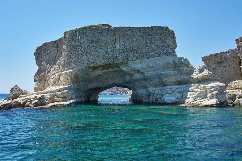 Una formazione rocciosa naturale con un'apertura simile a una grotta nell'acqua. 2