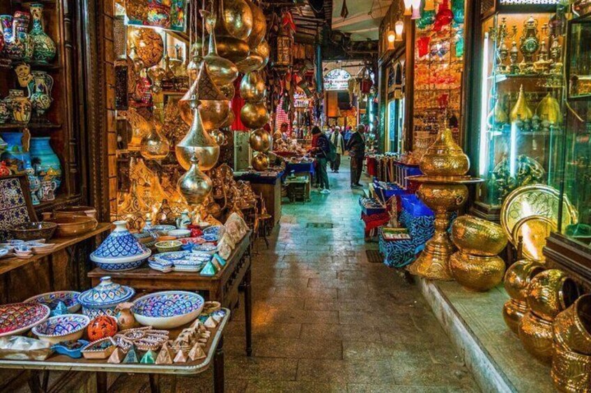 Un marché où sont exposés divers objets en céramique et en métal. 4