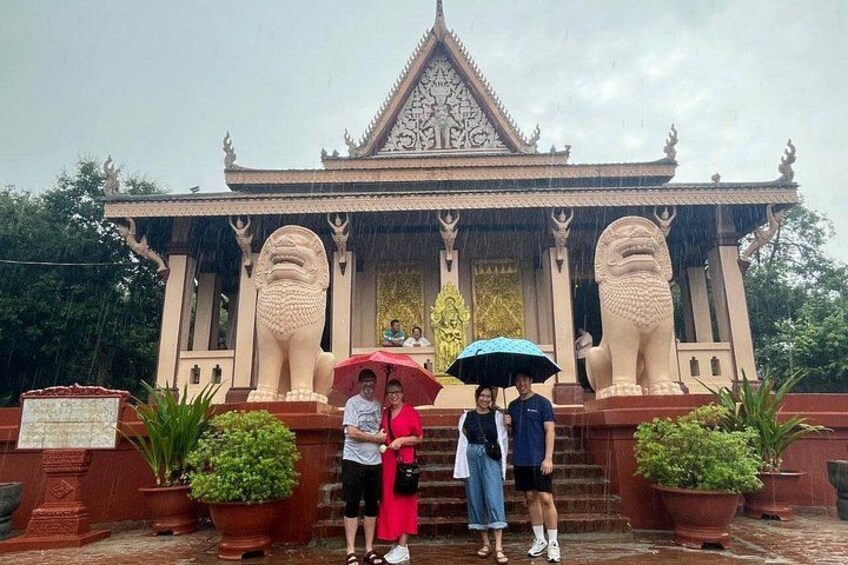 A Full Day Tour for Royal Palace S21 Killing Fields and More 4