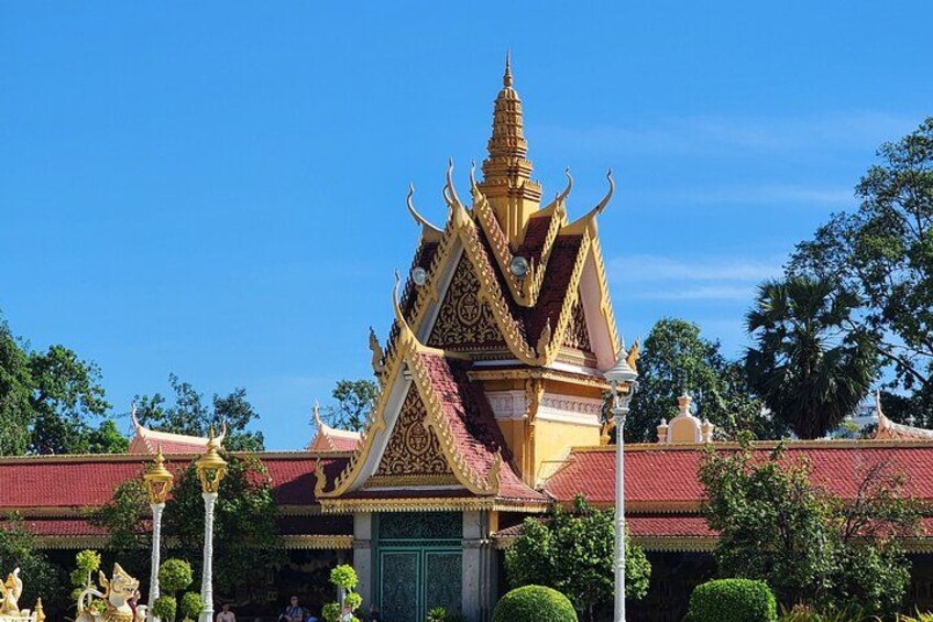 A Full Day Tour for Royal Palace S21 Killing Fields and More 2