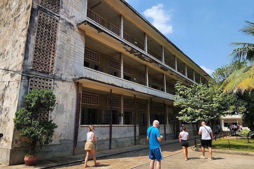 A Full Day Tour for Royal Palace S21 Killing Fields and More 2