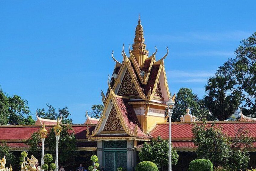 A Full Day Tour for Royal Palace S21 Killing Fields and More 3
