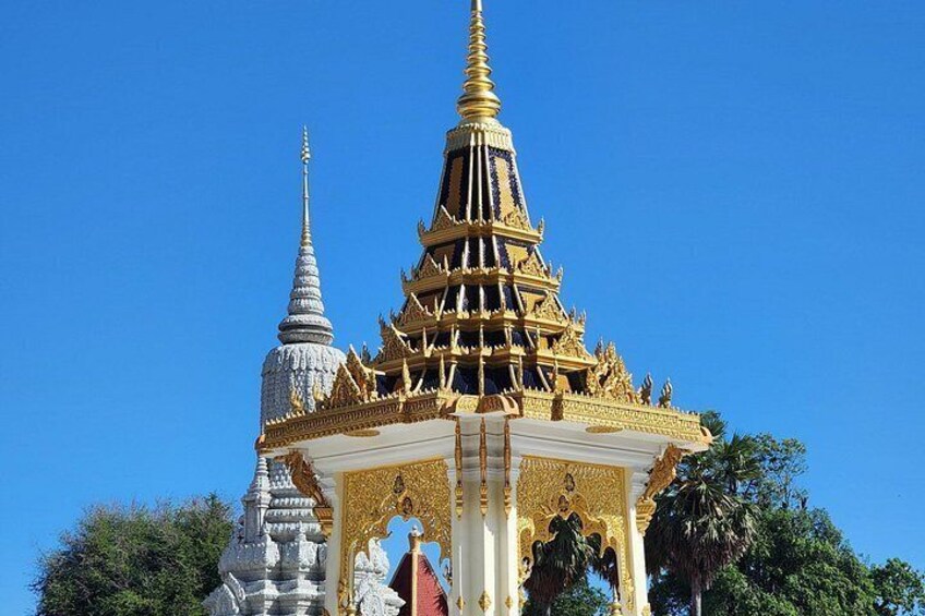 A Full Day Tour for Royal Palace S21 Killing Fields and More 2