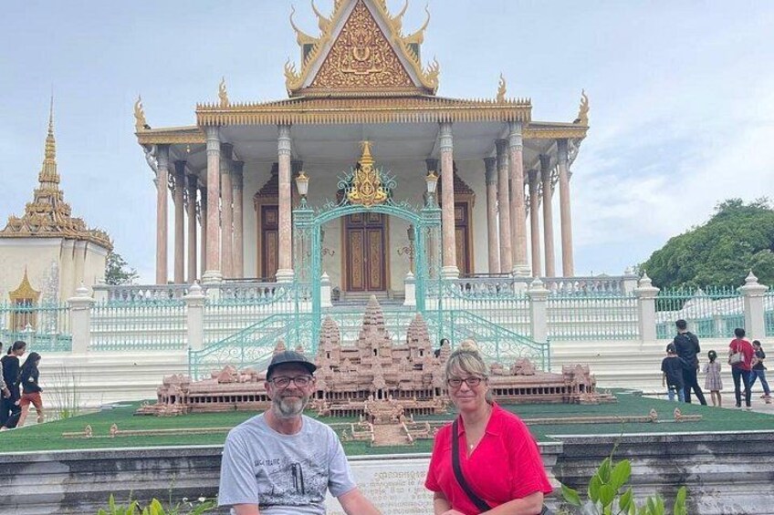 A Full Day Tour for Royal Palace S21 Killing Fields and More 3
