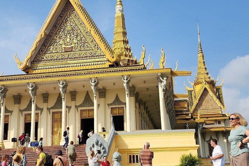 A Full Day Tour for Royal Palace S21 Killing Fields and More 4