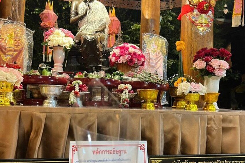 Chiang Mai Temples and Market Tuk-Tuk Evening Night Tour 4