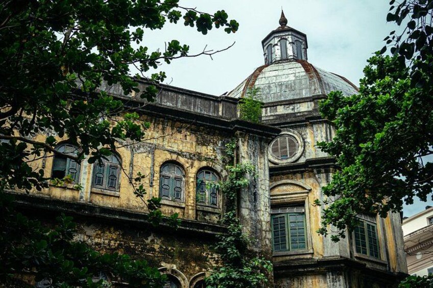 Un bâtiment historique doté de fenêtres en arc de cercle et d’un dôme. 3