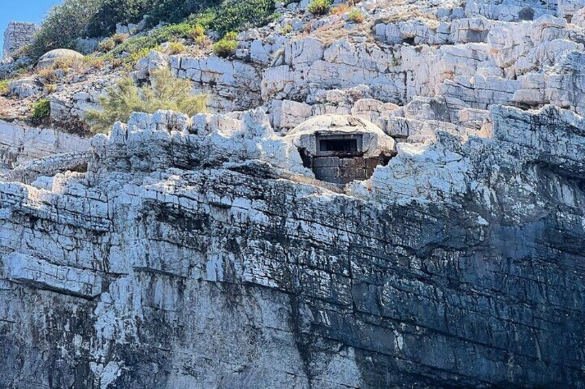 Un acantilado rocoso con la entrada de una cueva. 4