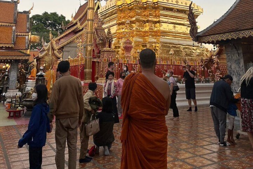 Een tempel met gouden versieringen en bezoekers. 4