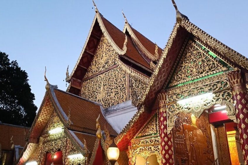 Un temple thaïlandais traditionnel, doté d’une architecture richement décorée et de motifs complexes. 2