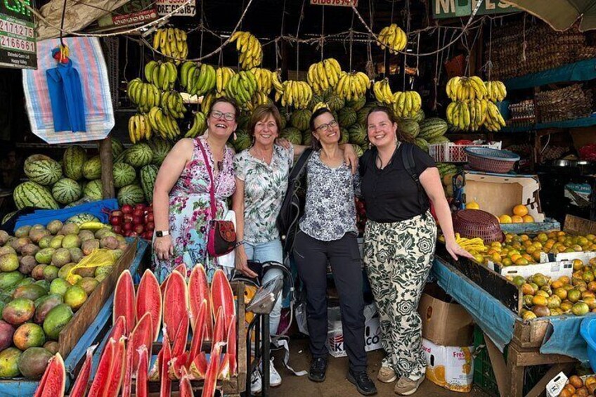 Un marché aux fruits où l’on vend des bananes, des pastèques et d’autres produits. 5