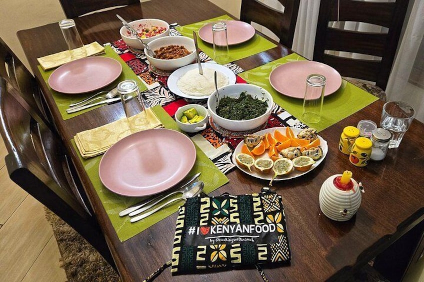 Une table à manger dressée avec des assiettes, des bols et des couverts. 2