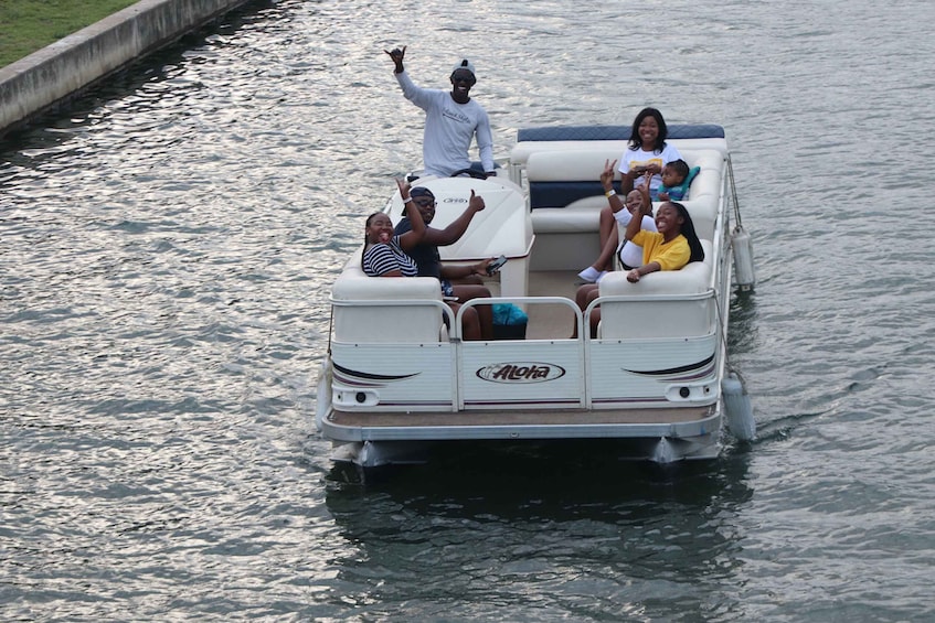 Un bateau avec des personnes à bord, flottant sur l’eau. 1