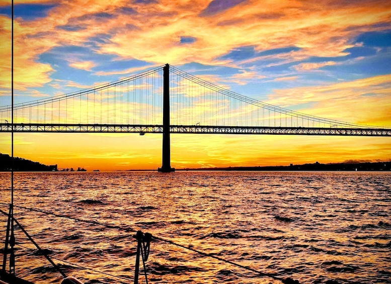 Un ponte sospeso al tramonto con un cielo vivido. 2