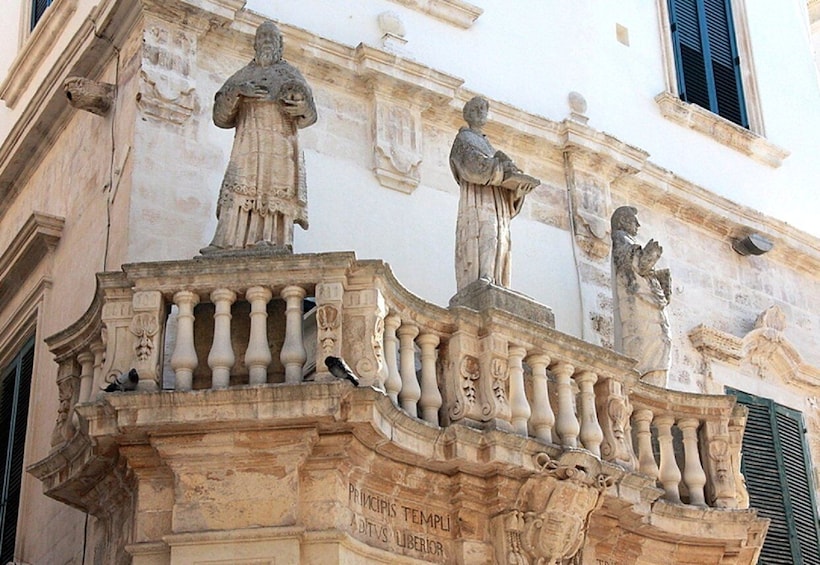 Une façade d’immeuble ornée de sculptures et d’inscriptions. 2