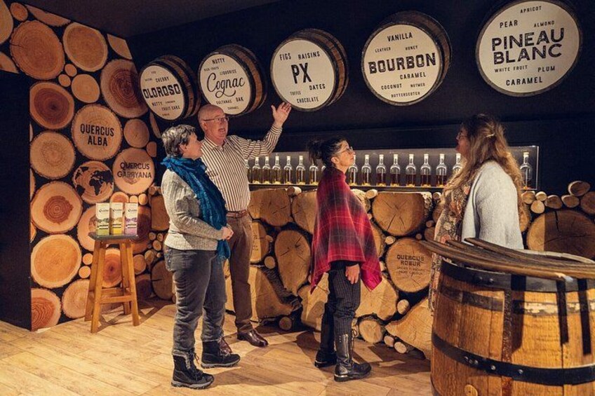 En bar med træfade og skilte der angiver forskellige typer alkohol. 5