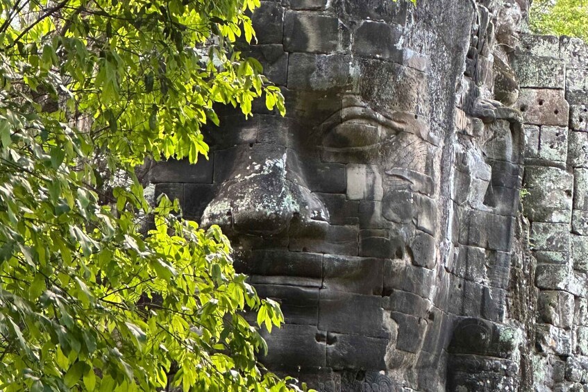 Un rostro de piedra tallado en un acantilado. 4