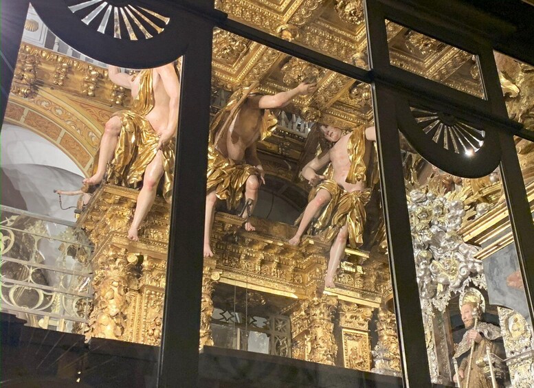 Eine goldene Statue von Jesus Christus am Kreuz in einer Kirche. 3